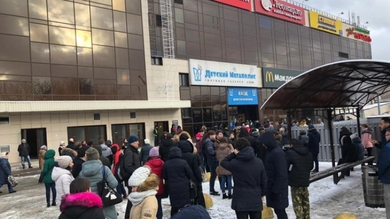 Более десяти торговых центров и Киевский вокзал эвакуировали из-за угрозы взрыва