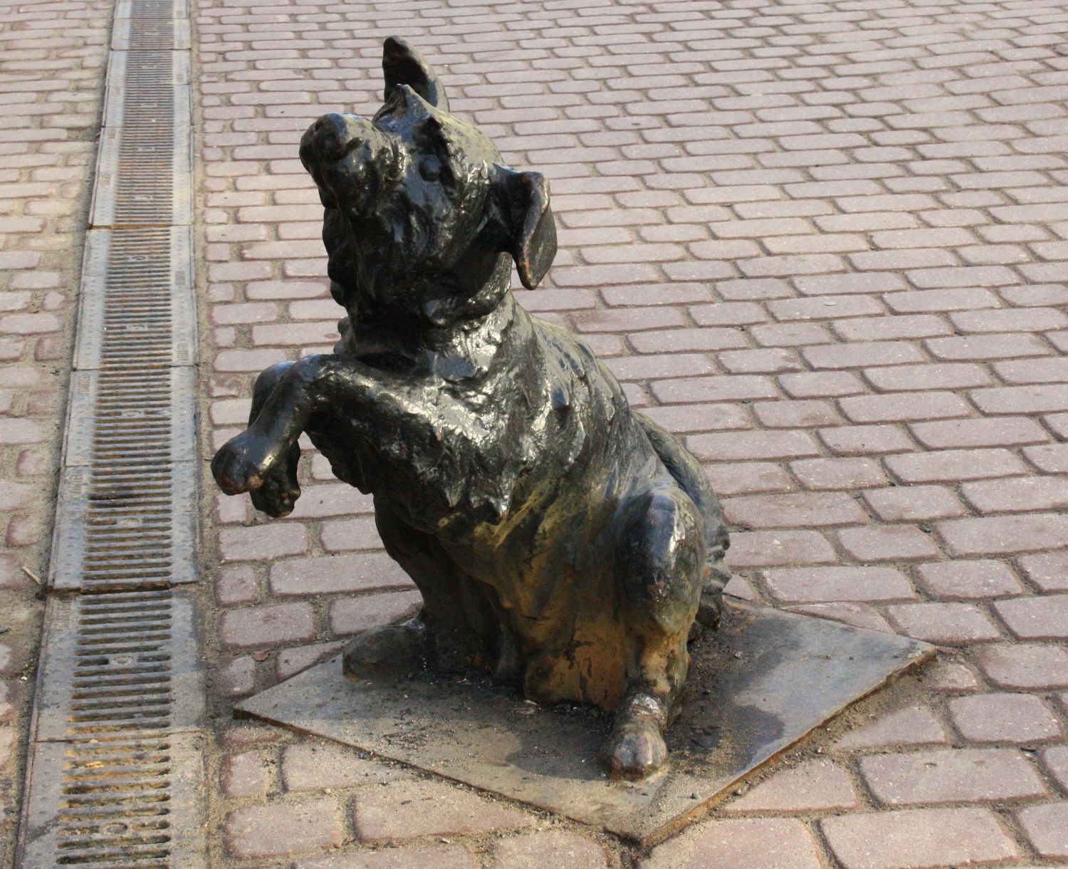 Скульптура собачки вернется на Большую Покровскую с наступлением тепла - фото 3