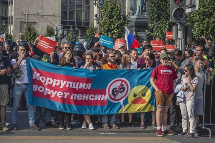 Ребенок в автозаке, драка с Жириновским и сотни задержанных: как проходили митинги против пенсионной реформы в России