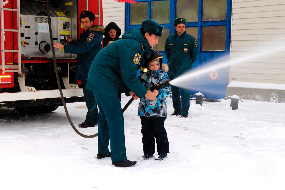 Арзамасские пожарные исполнили новогоднюю мечту пятилетнего мальчика