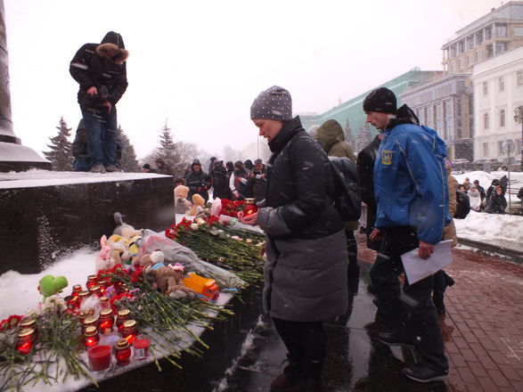 Сотни нижегородцев почтили память погибших в Кемерове - фото 7