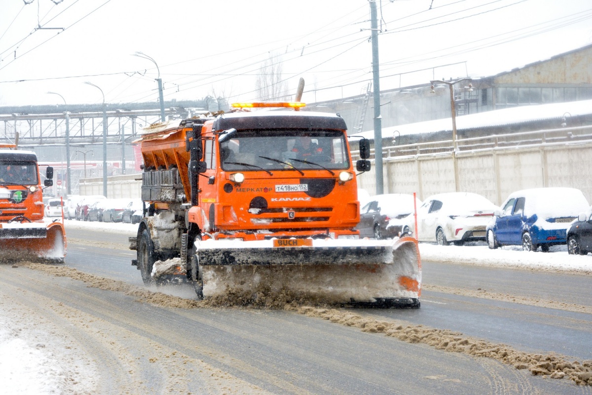 Больше 1 000 рабочих и 640 машин убирают снег в Нижнем Новгороде - фото 1