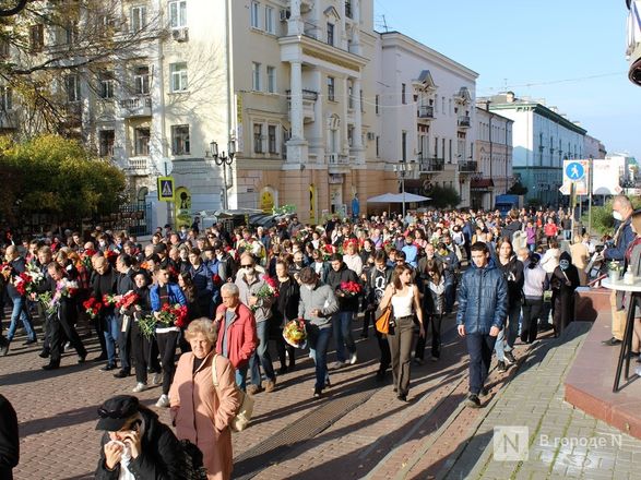 Траурная процессия с портретами Славиной  прошла мимо здания нижегородского МВД (фото) - фото 11