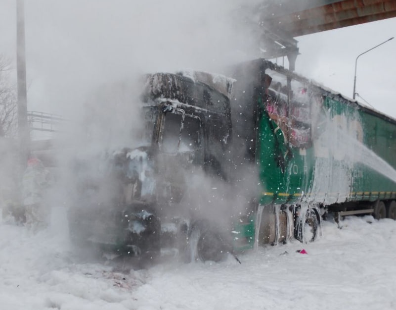 Фура с обувью вспыхнула во время движения в Кстове - фото 1