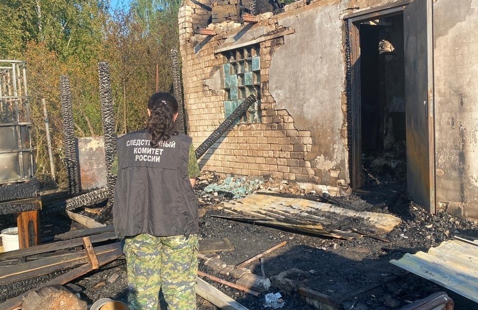 Следователи выясняют обстоятельства гибели мужчины на пожаре в Володарском районе - фото 1