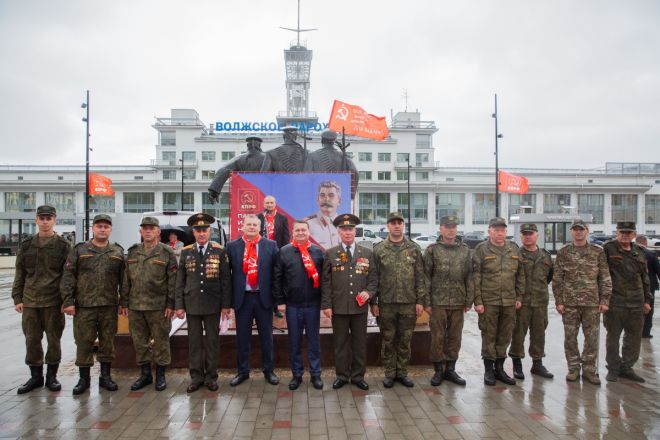 Коммунисты провели акцию ради памятника Сталину в Нижнем Новгороде - фото 2