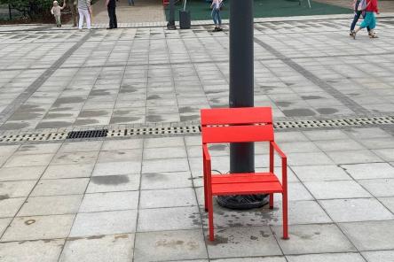 Градозащитница попросила убрать красные стулья с улицы Большой Покровской