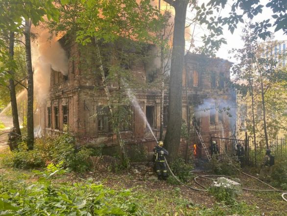 Старинный дом загорелся на улице Грузинской в Нижнем Новгороде - фото 11