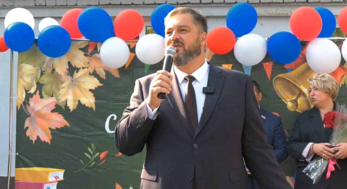 Глава Дзержинска Михаил Клинков посетил торжественную линейку в школе №25 - фото 1