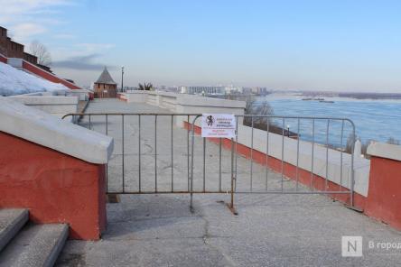 Трещит по швам: как выглядит центр Нижнего Новгорода после аномальной зимы &mdash; фоторепортаж