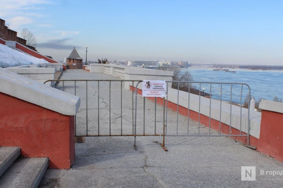 Трещит по швам: как выглядит центр Нижнего Новгорода после аномальной зимы &mdash; фоторепортаж