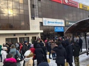 Более десяти торговых центров и Киевский вокзал эвакуировали из-за угрозы взрыва