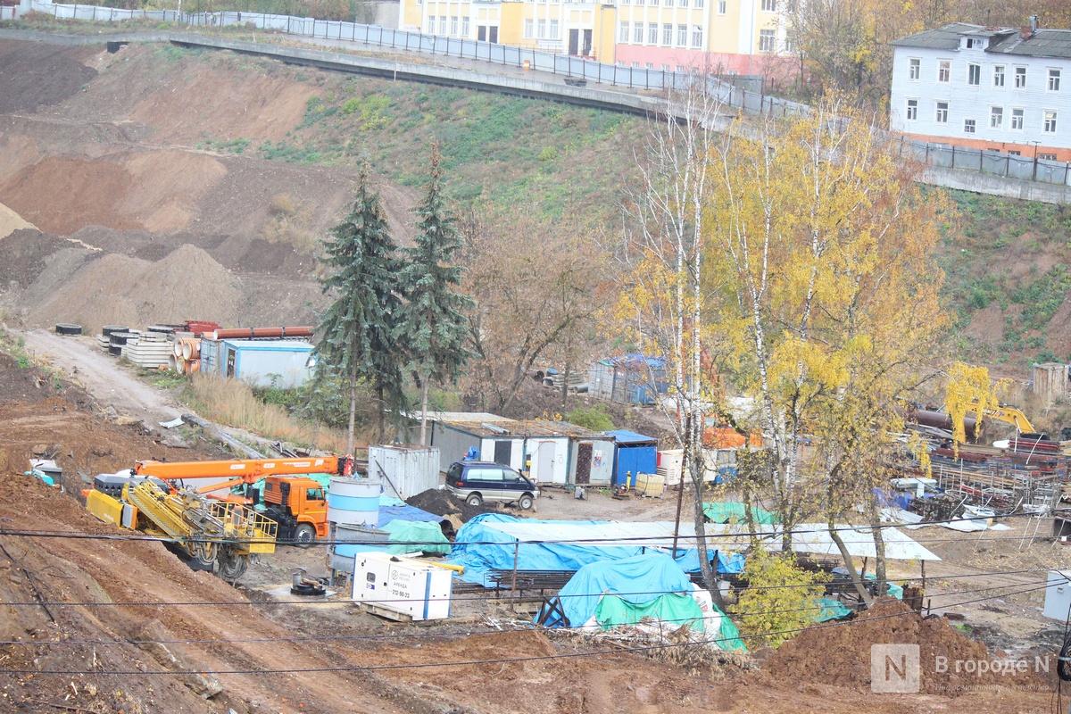 Сорванные сроки и тонна грязи: фоторепортаж со стройки террасного парка в Почаинском овраге - фото 1