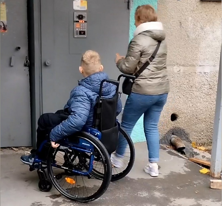 Ребенок-инвалид-колясочник в Дзержинске страдает из-за неработающего лифта - фото 1