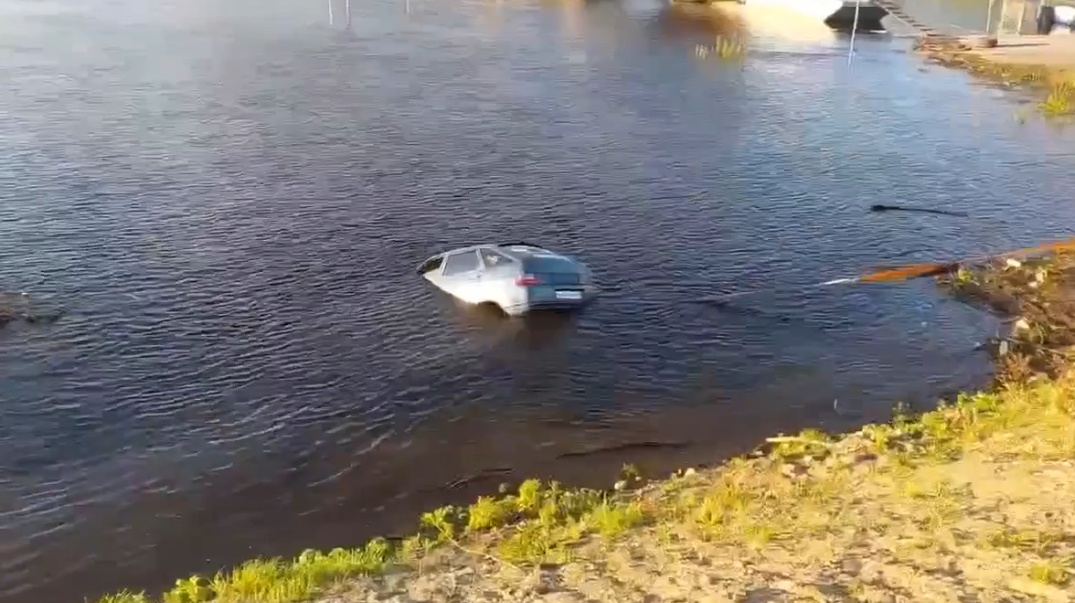 Автомобиль утонул в Оке около Павлова