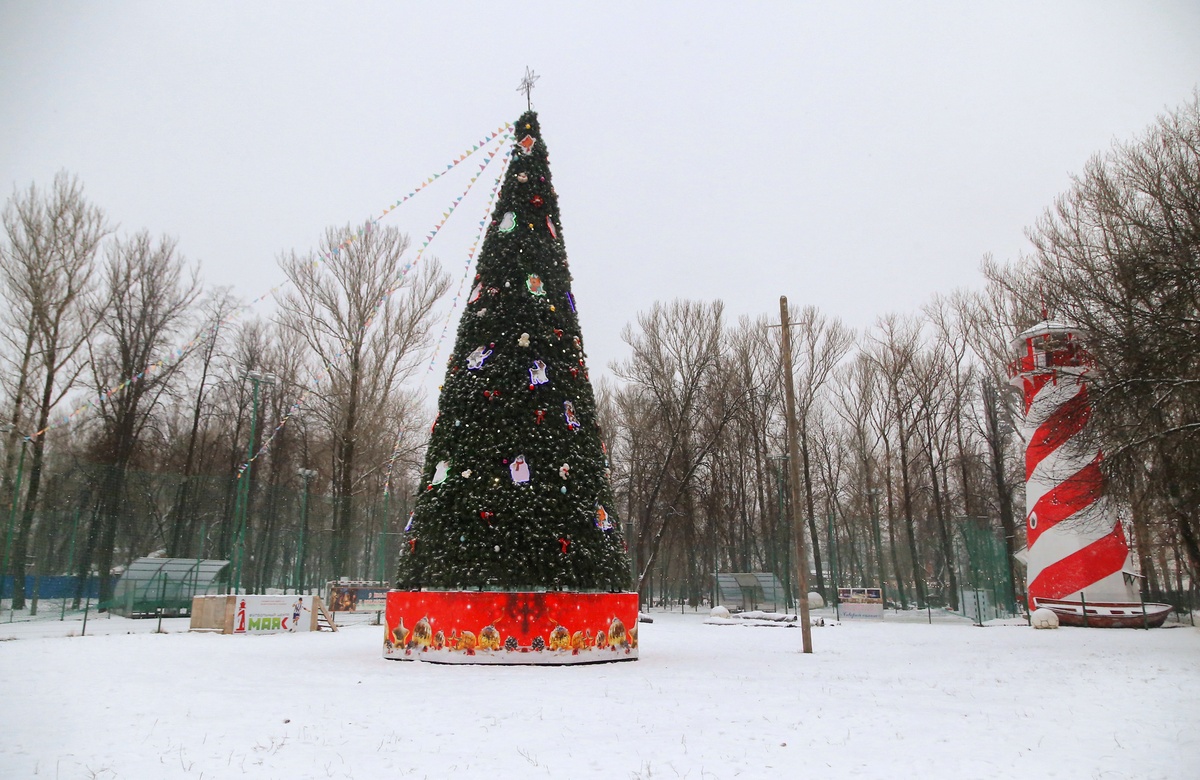 Канавинский район продолжают украшать к Новому году - фото 1