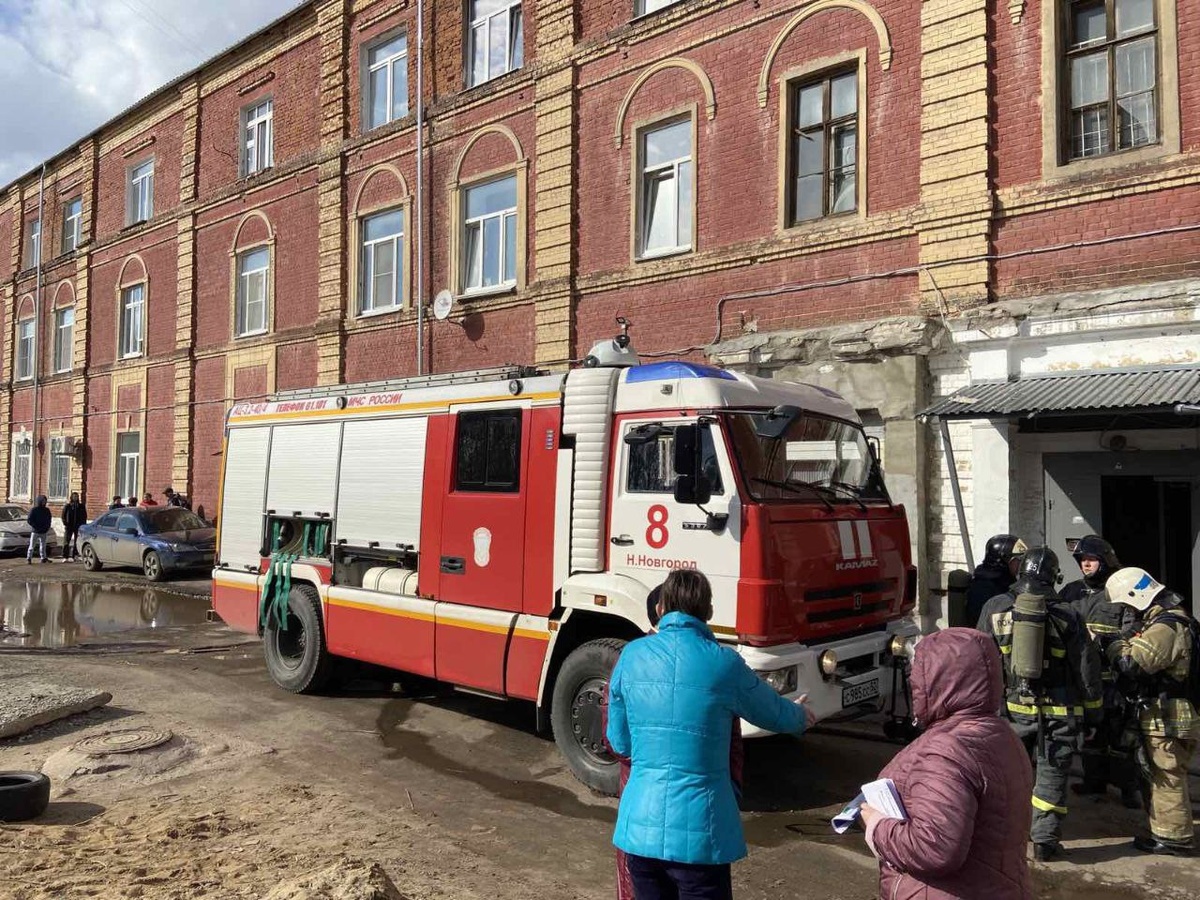 60 человек эвакуировали из дома в Ленинском районе из-за загоревшегося пола - фото 1