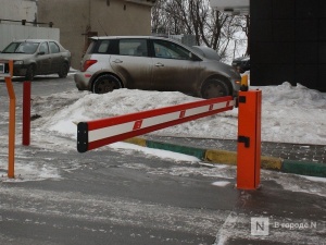 Незаконный шлагбаум демонтируют в центре Нижнего Новгорода по решению суда
