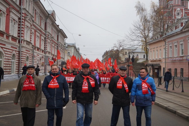 Нижегородские коммунисты отметили Октябрьскую революцию шествием по Канавинскому мосту (ФОТО) - фото 1