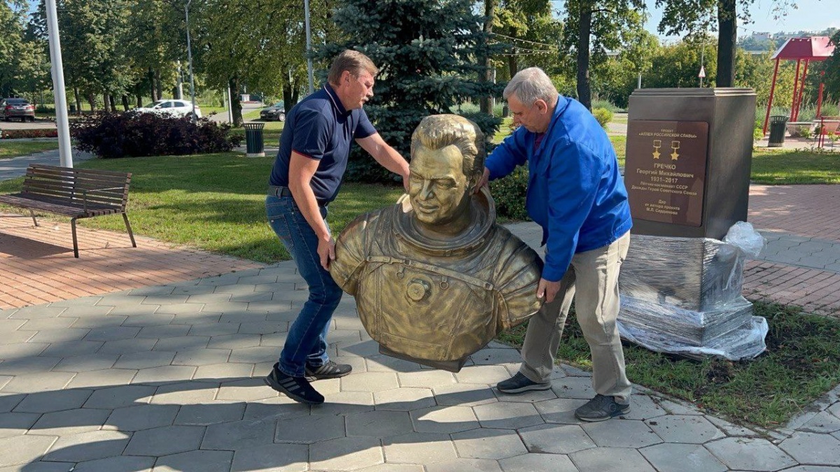 Памятник космонавту Георгию Гречко вернулся к Нижегородскому планетарию - фото 1