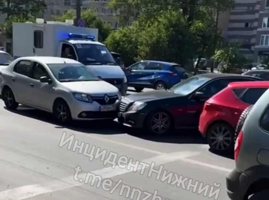 Mercedes протаранил несколько машин на проспекте Гагарина