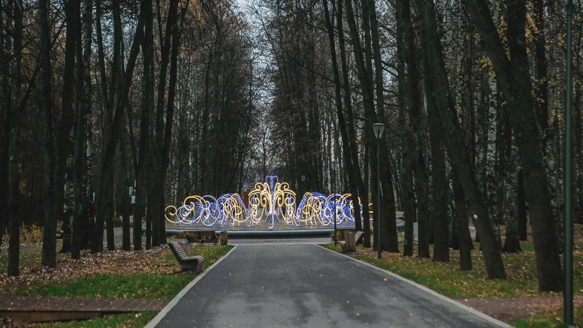 Световые струи украсили закрытый на зиму фонтан в нижегородской &laquo;Швейцарии&raquo; - фото 1