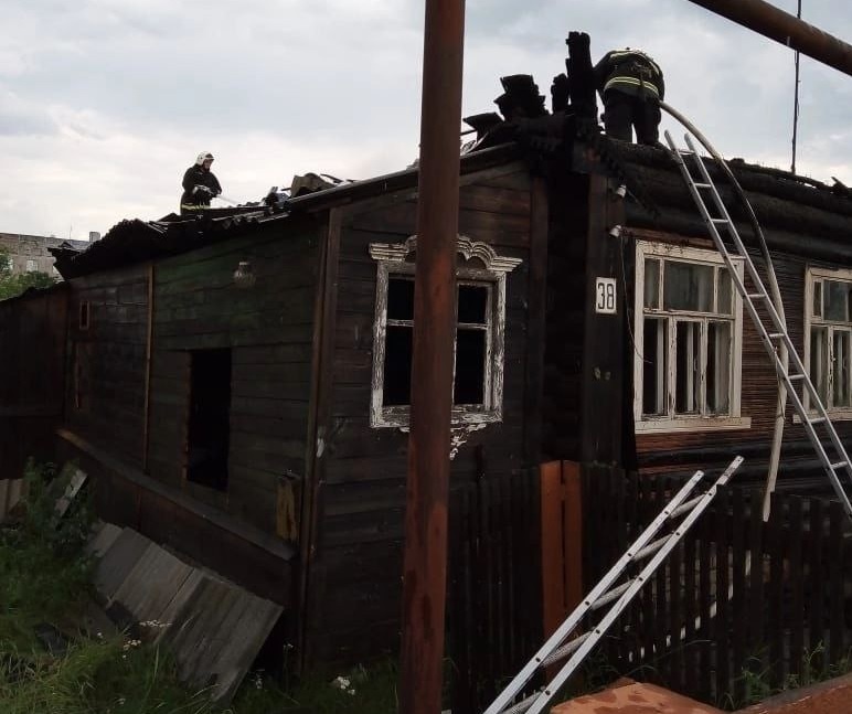 Нежилой дом загорелся после удара молнии в Ардатовского района