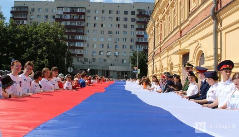 100-метровый триколор растянули в Нижнем Новгороде в День России - фото 2