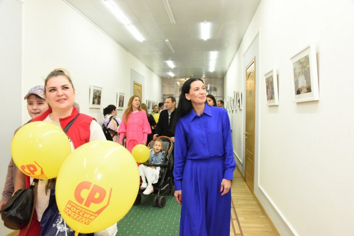 В Законодательном Собрании открылась фотовыставка «Детство без границ» - фото 1
