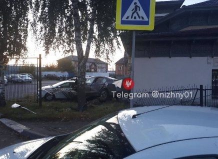 BMW снес забор и вылетел на парковку в Нижнем Новгороде - фото 2