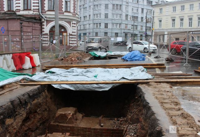 Фоторепортаж: триумфальную арку XIX века и мостовую раскопали в Нижнем Новгороде - фото 7