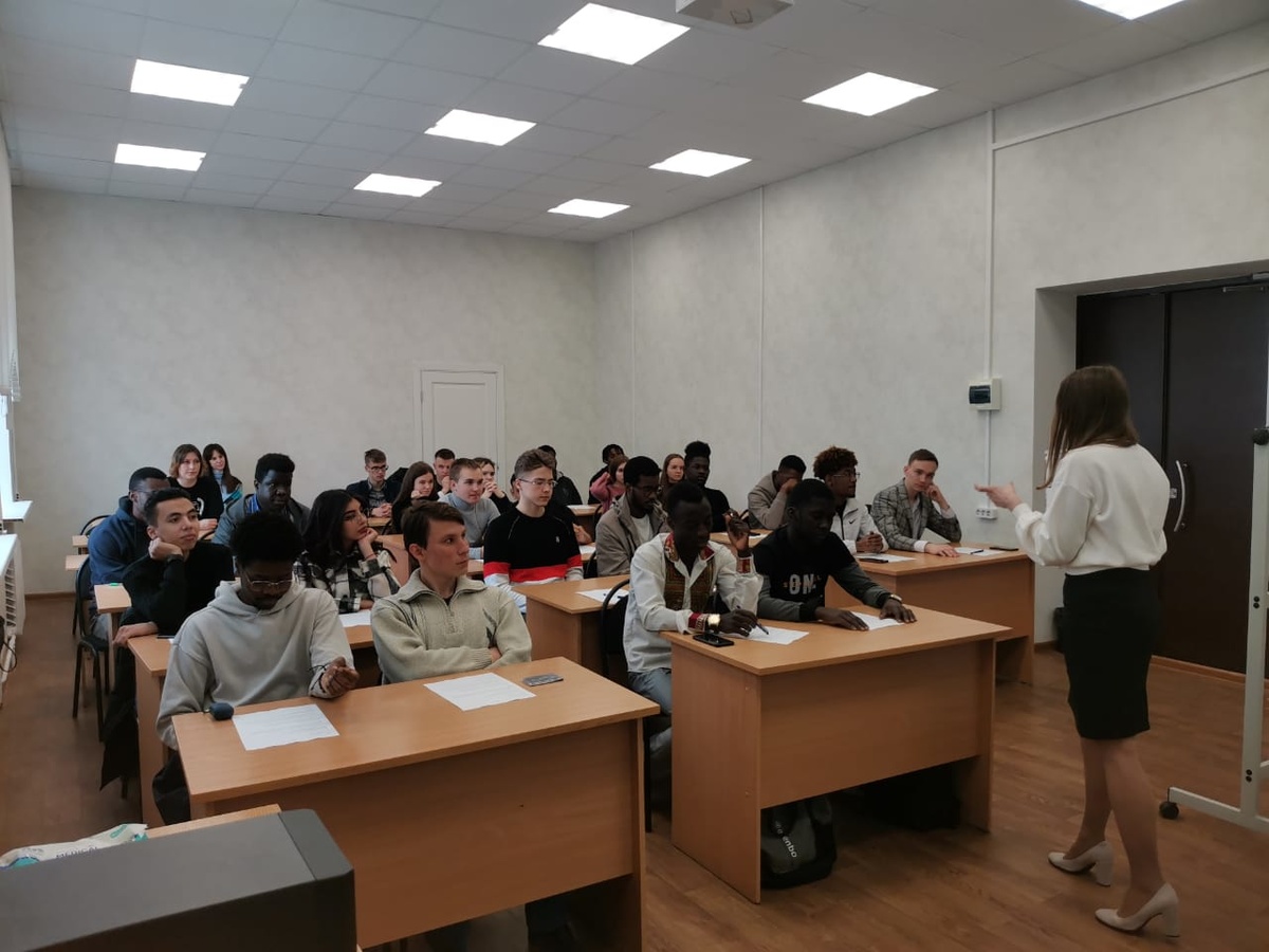 Открытый диалог между иностранными и российскими студентами прошел в обновленной аудитории НГТУ - фото 1