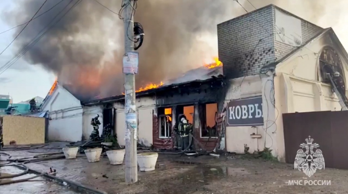 Крупный пожар в павильоне на территории Канавинского рынка локализован - фото 1