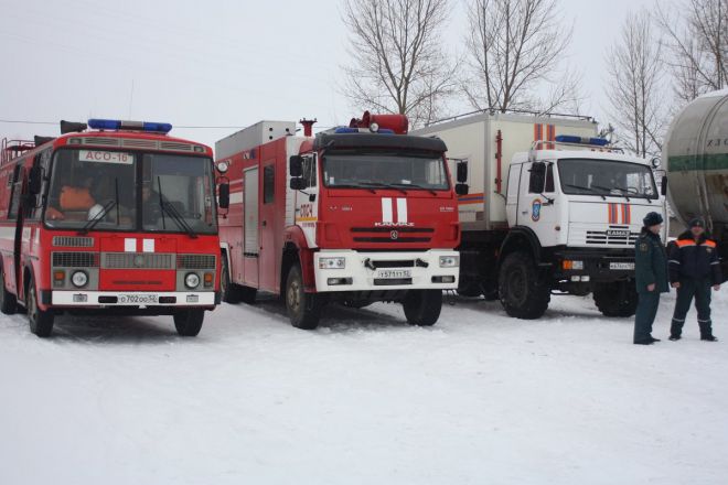 Нижегородские спасатели учились доставать провалившихся под лед людей - фото 5