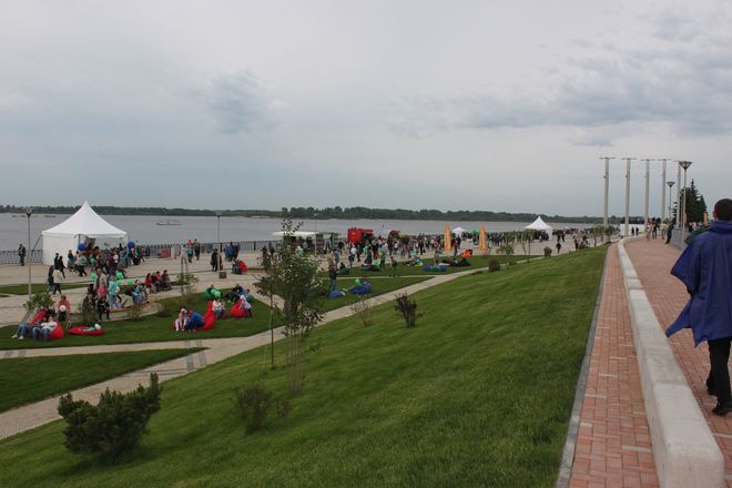 Последняя секция синего забора рухнула на Нижне-Волжской набережной в День России - фото 15