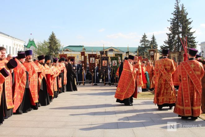 Фоторепортаж: как прошел пасхальный крестный ход в Нижнем Новгороде - фото 73