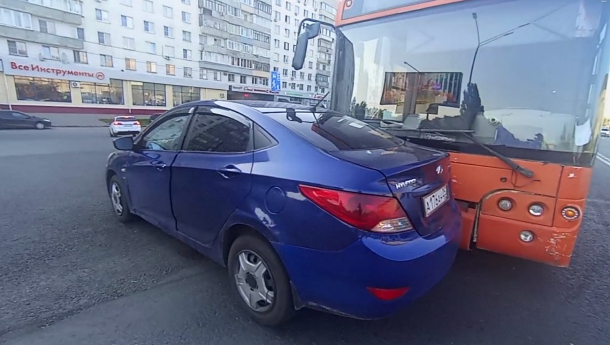 Женщина пострадала в ДТП с автобусом в Нижнем Новгороде - фото 1