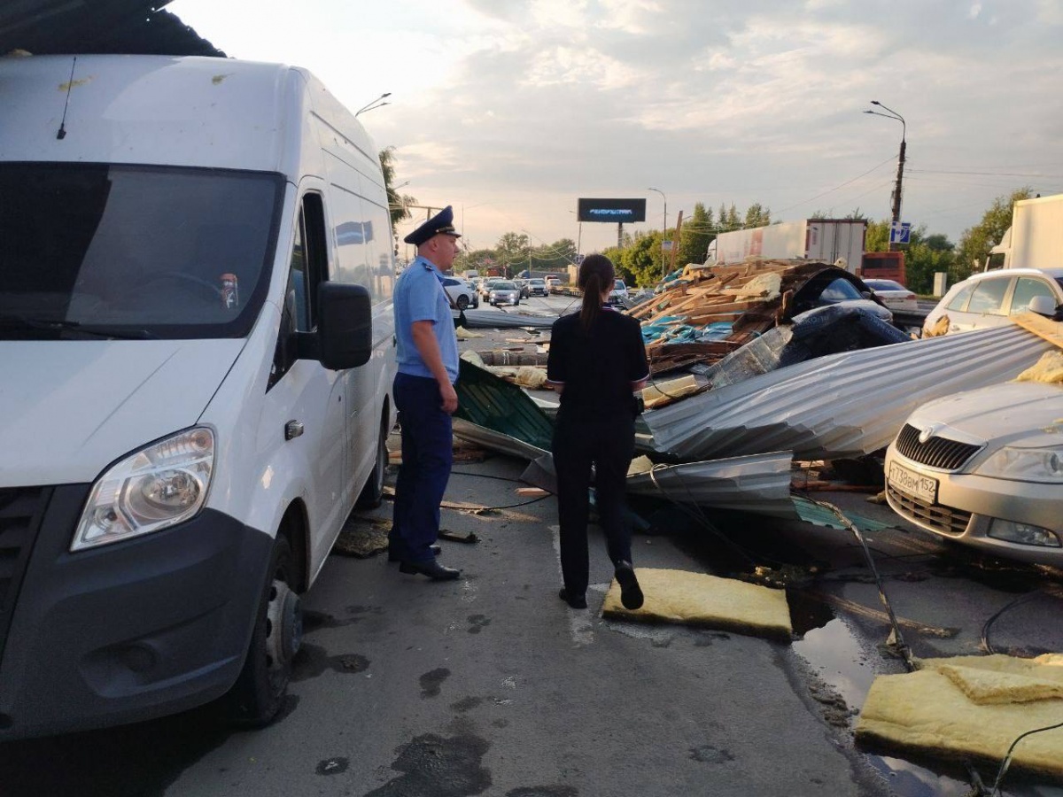 Прокуратура заинтересовалась сорвавшейся с кафе в Нижнем Новгороде крышей - фото 1
