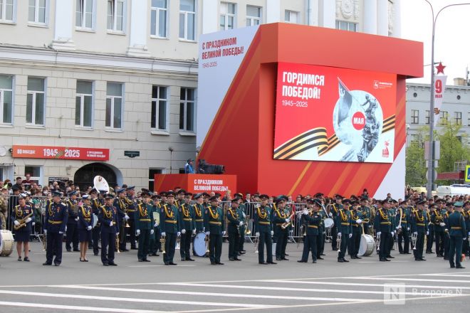 Фоторепортаж: парад в честь 80-й годовщины Победы прошел в Нижнем Новгороде - фото 101