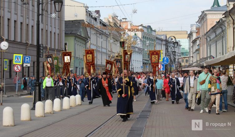 Фоторепортаж: как прошел пасхальный крестный ход в Нижнем Новгороде - фото 95