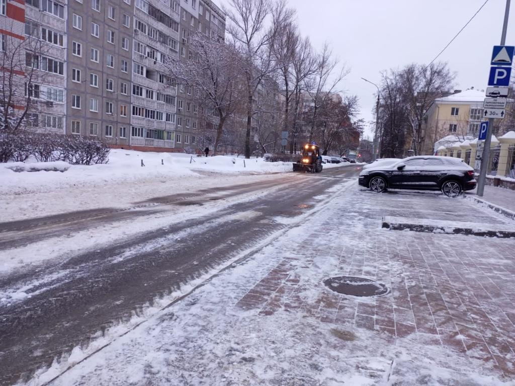 Коммунальные службы ликвидируют последствия снегопада в Нижнем Новгороде - фото 1