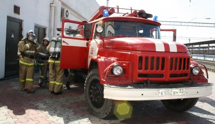 Пожарные спасли восьмерых человек из горящего строящегося дома в Советском районе