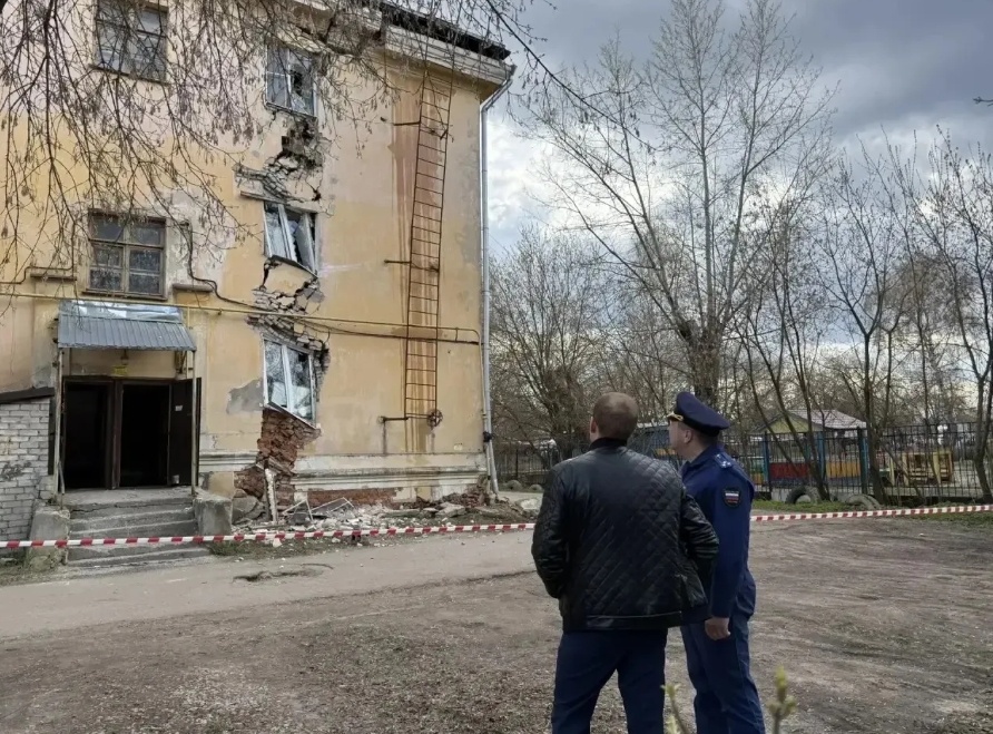 Появились фото с места ЧП в Балахне, где треснул трехэтажный дом - фото 1