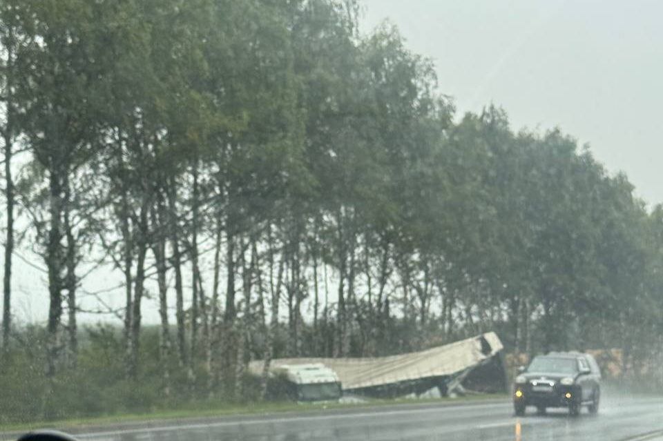 Тягач с прицепом съехал в кювет на трассе в Нижегородской области - фото 1