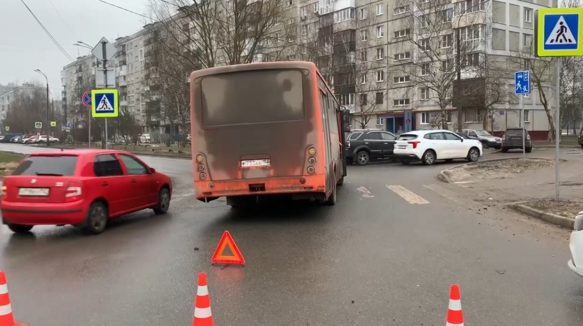 Автобус сбил женщину на переходе в Нижнем Новгороде - фото 1