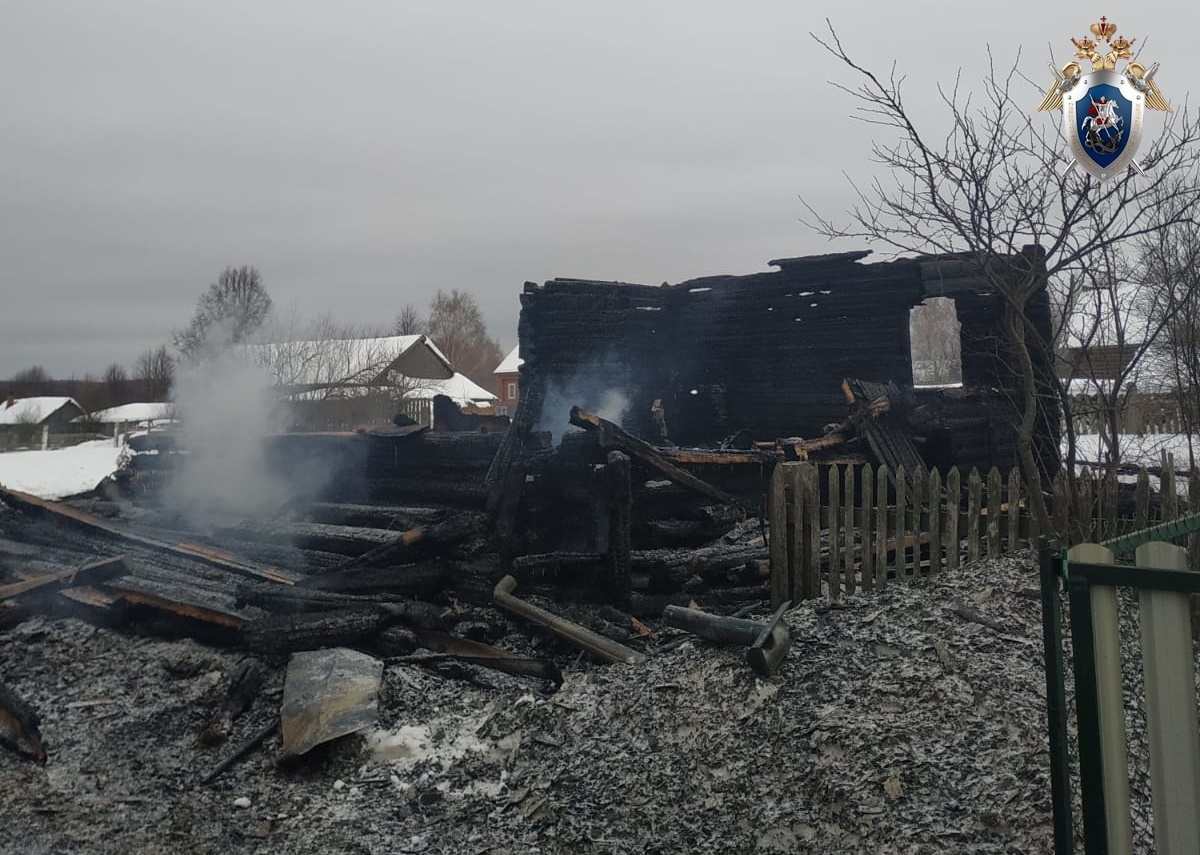 СК выясняет обстоятельства гибели ребенка на пожаре в Сокольском районе - фото 1