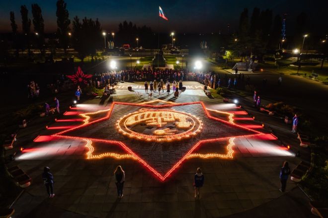 Более 10 тысяч свечей зажгли в парке Победы в Нижнем Новгороде - фото 5