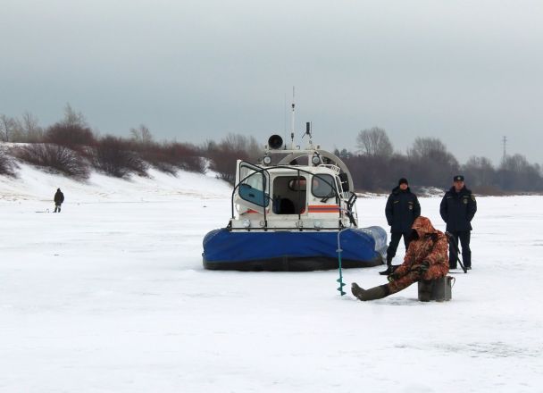 По тонкому льду: сотрудники нижегородской ГИМС предупредили рыбаков об опасности - фото 12