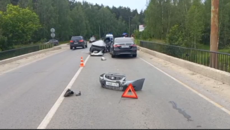 Водитель &laquo;Приоры&raquo; погиб в лобовом ДТП в Нижегородской области - фото 1
