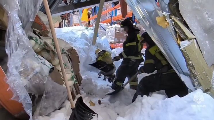 Кровля склада рухнула в Татарстане: шокирующие кадры - фото 2